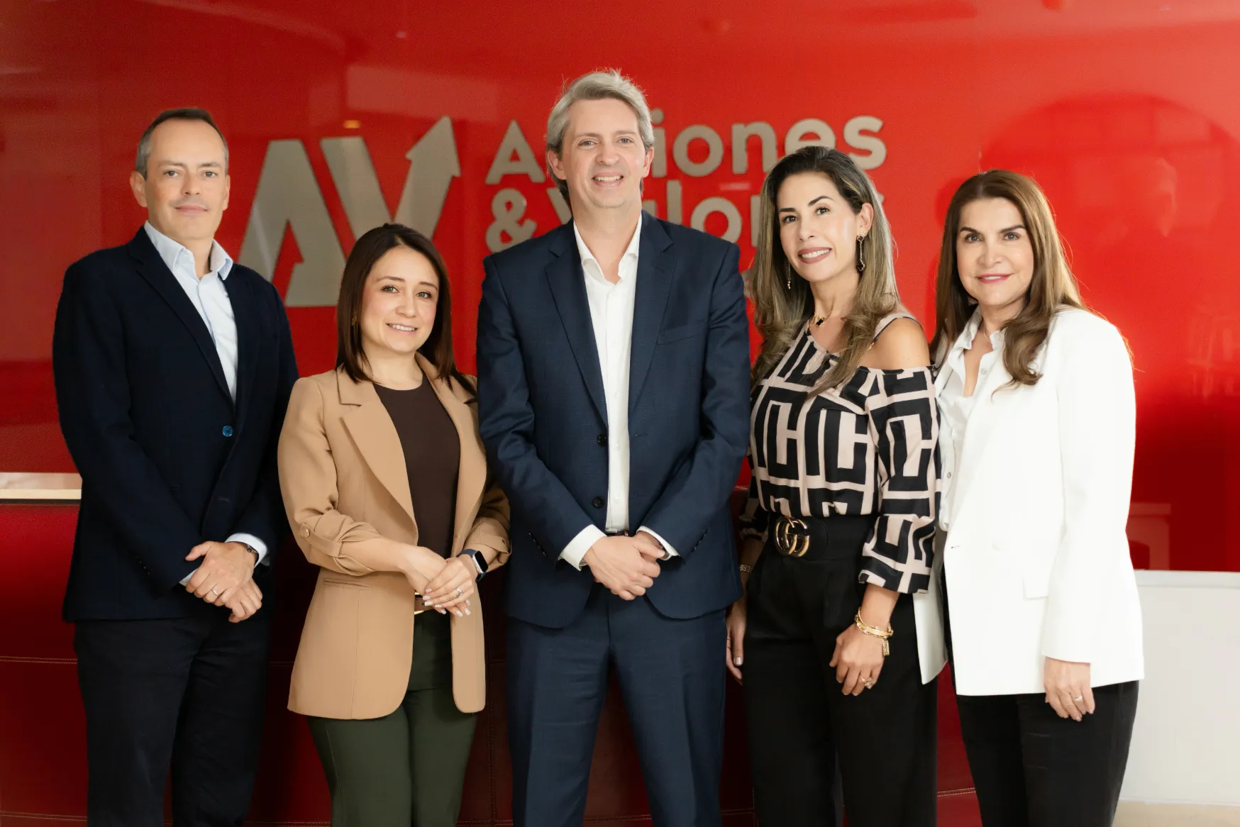 Acciones y Valores – firma de acuerdo – fotografía corporativa en Colombia
