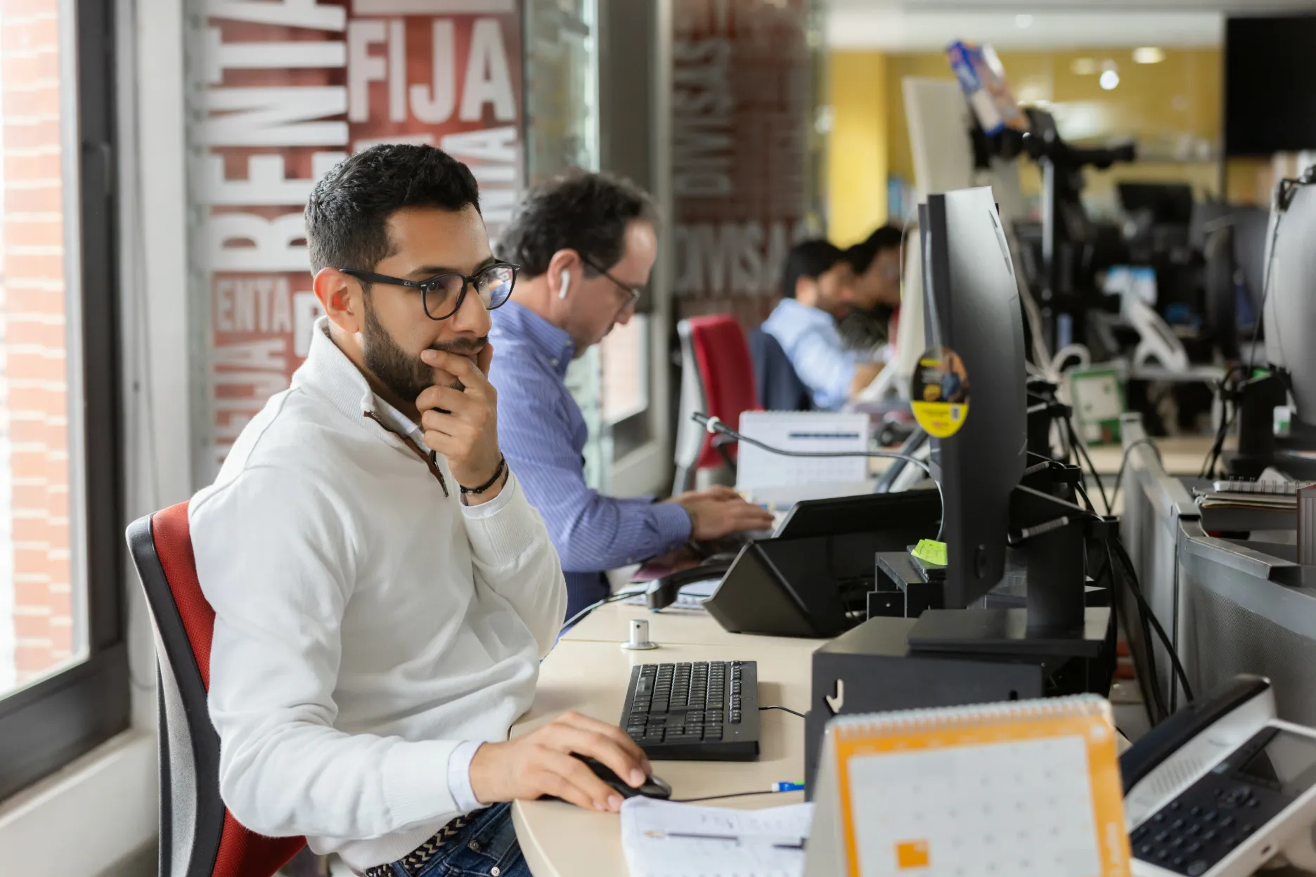 Acciones y Valores – firma de acuerdo – fotografía corporativa en Colombia