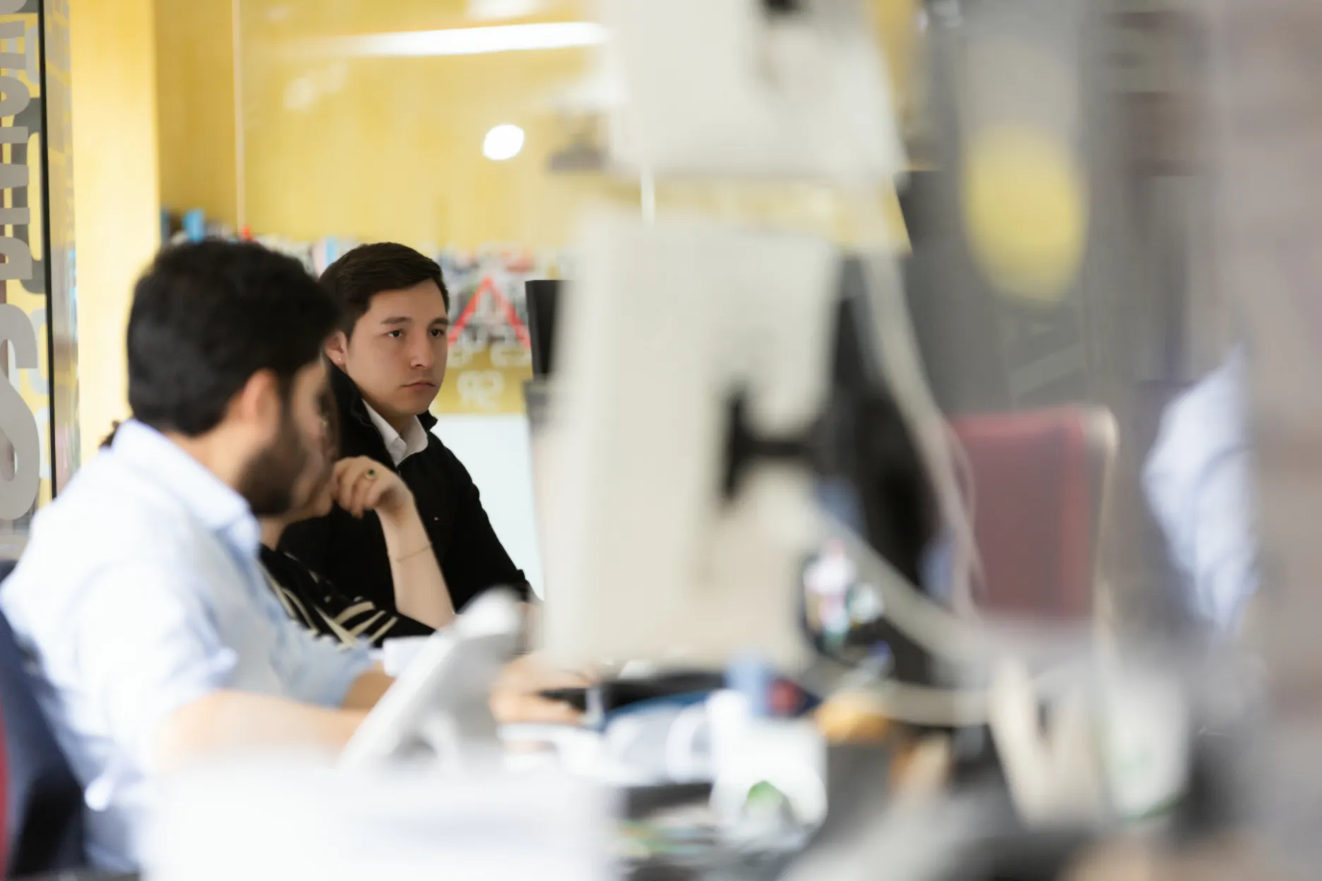 Acciones y Valores – directivos durante el acto – fotografía corporativa en Colombia