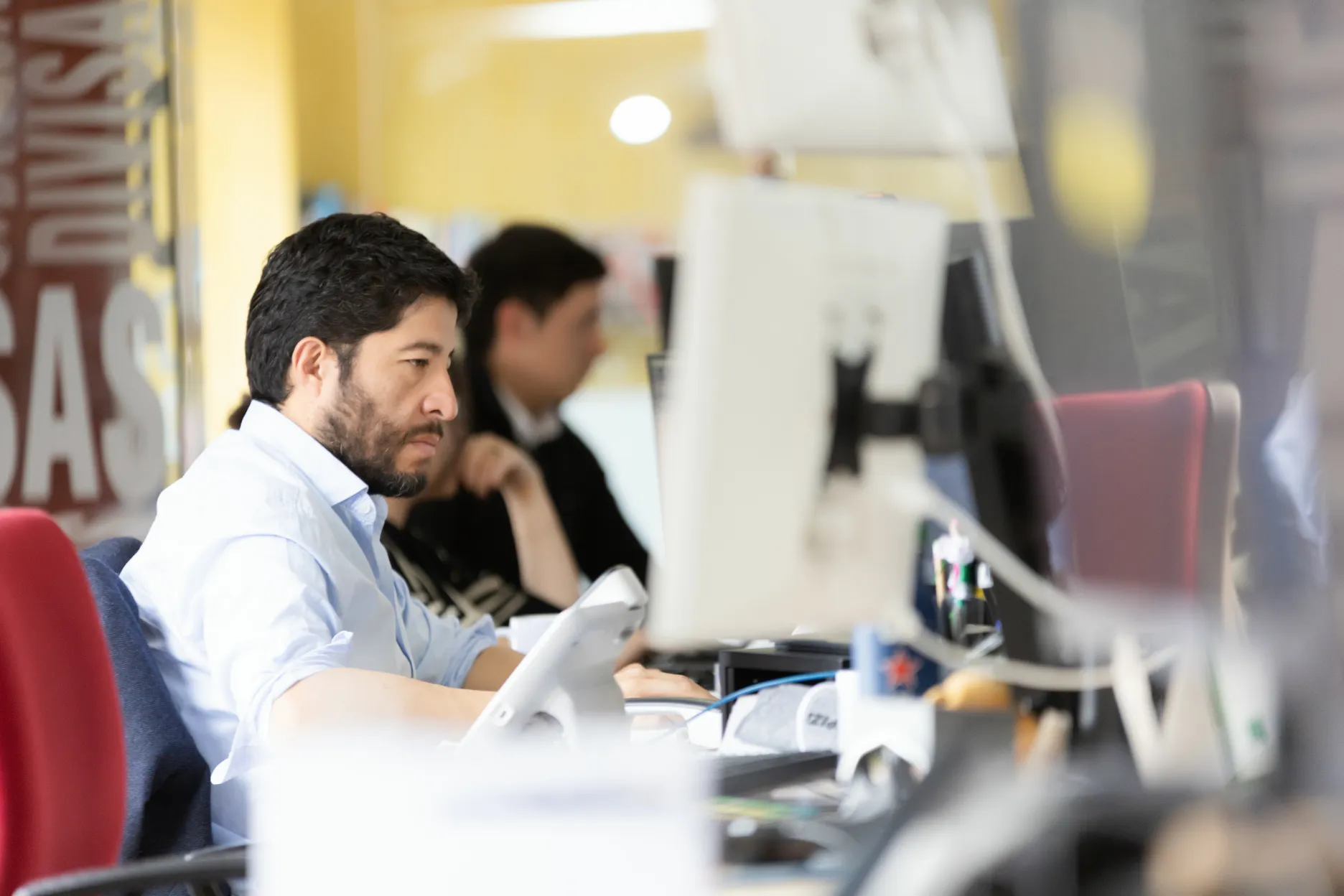 Acciones y Valores – asistentes en el salón – fotografía corporativa en Colombia