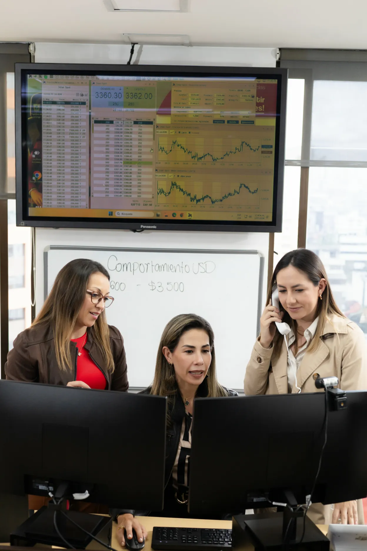 Acciones y Valores – asistentes en el salón – fotografía corporativa en Colombia