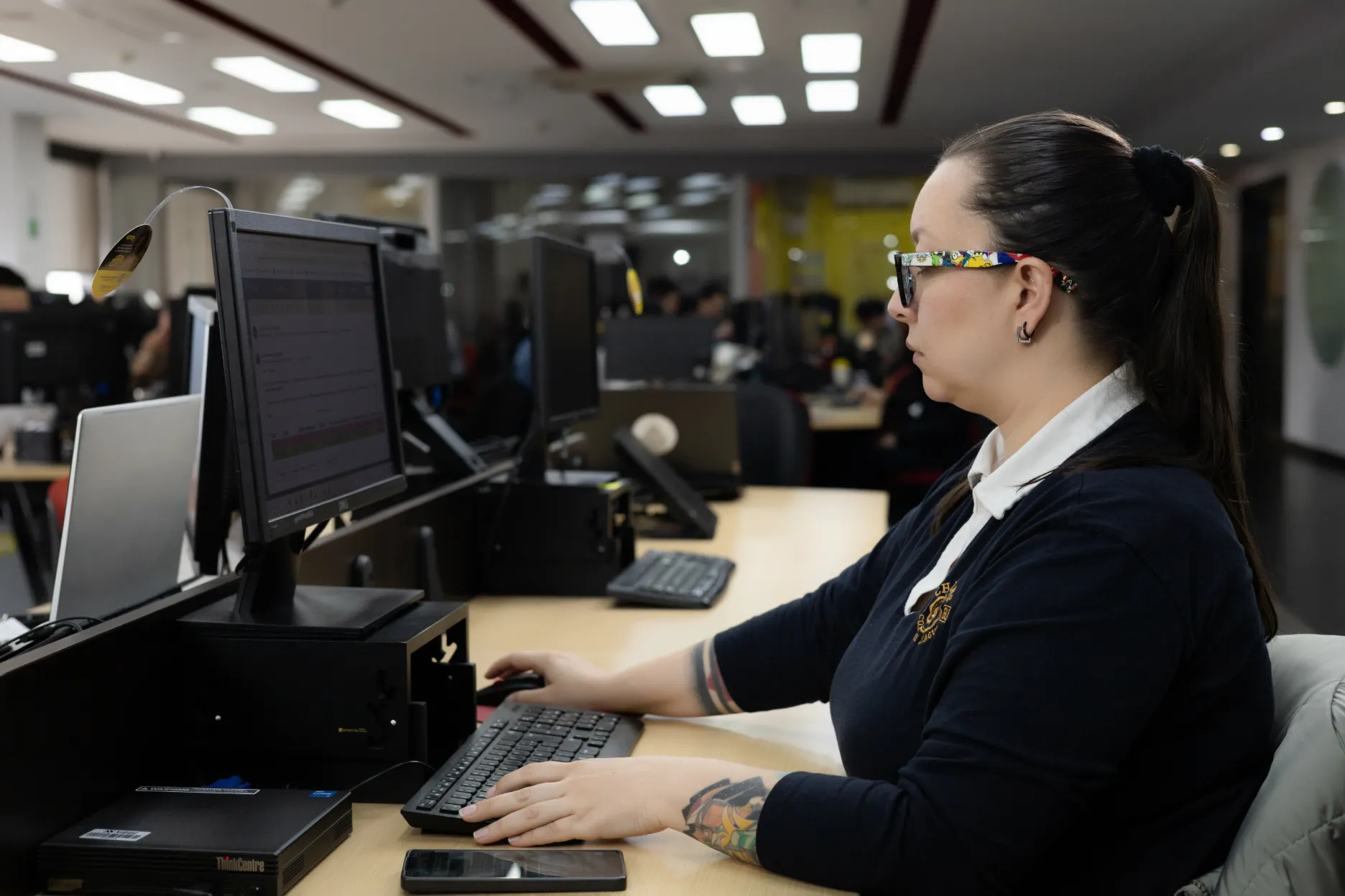 Acciones y Valores – firma de acuerdo – fotografía corporativa en Colombia