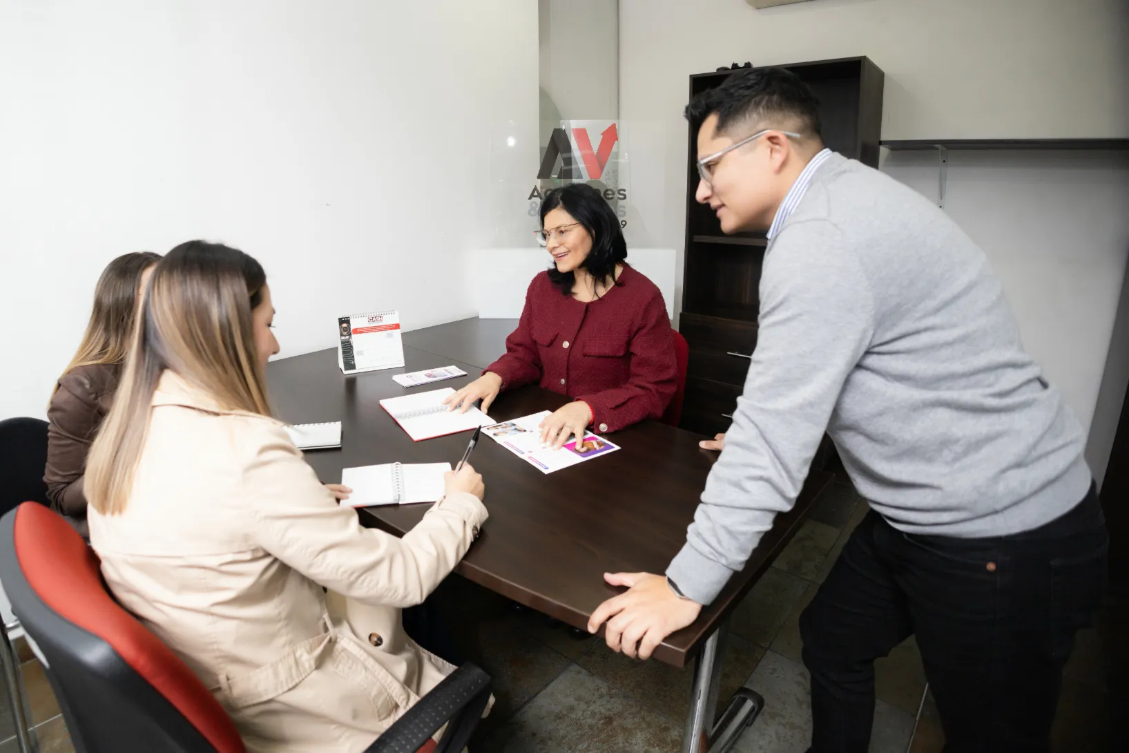 Acciones y Valores – directivos durante el acto – fotografía corporativa en Colombia