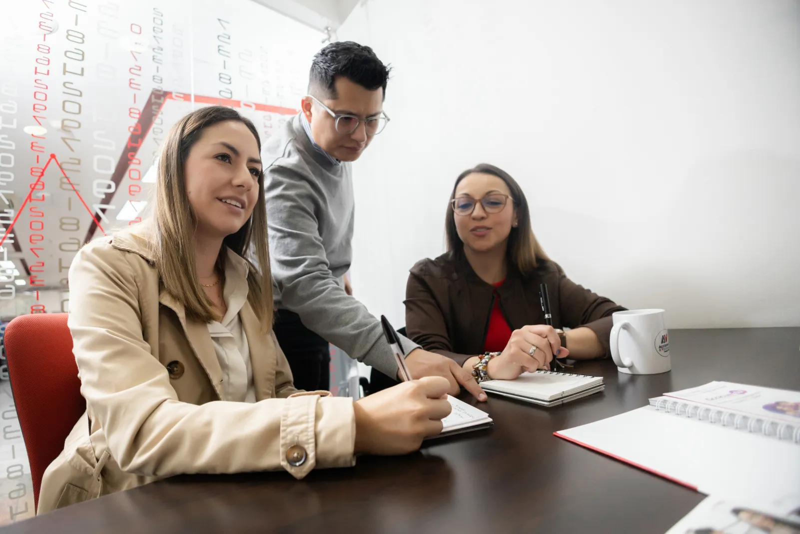 Acciones y Valores – asistentes en el salón – fotografía corporativa en Colombia