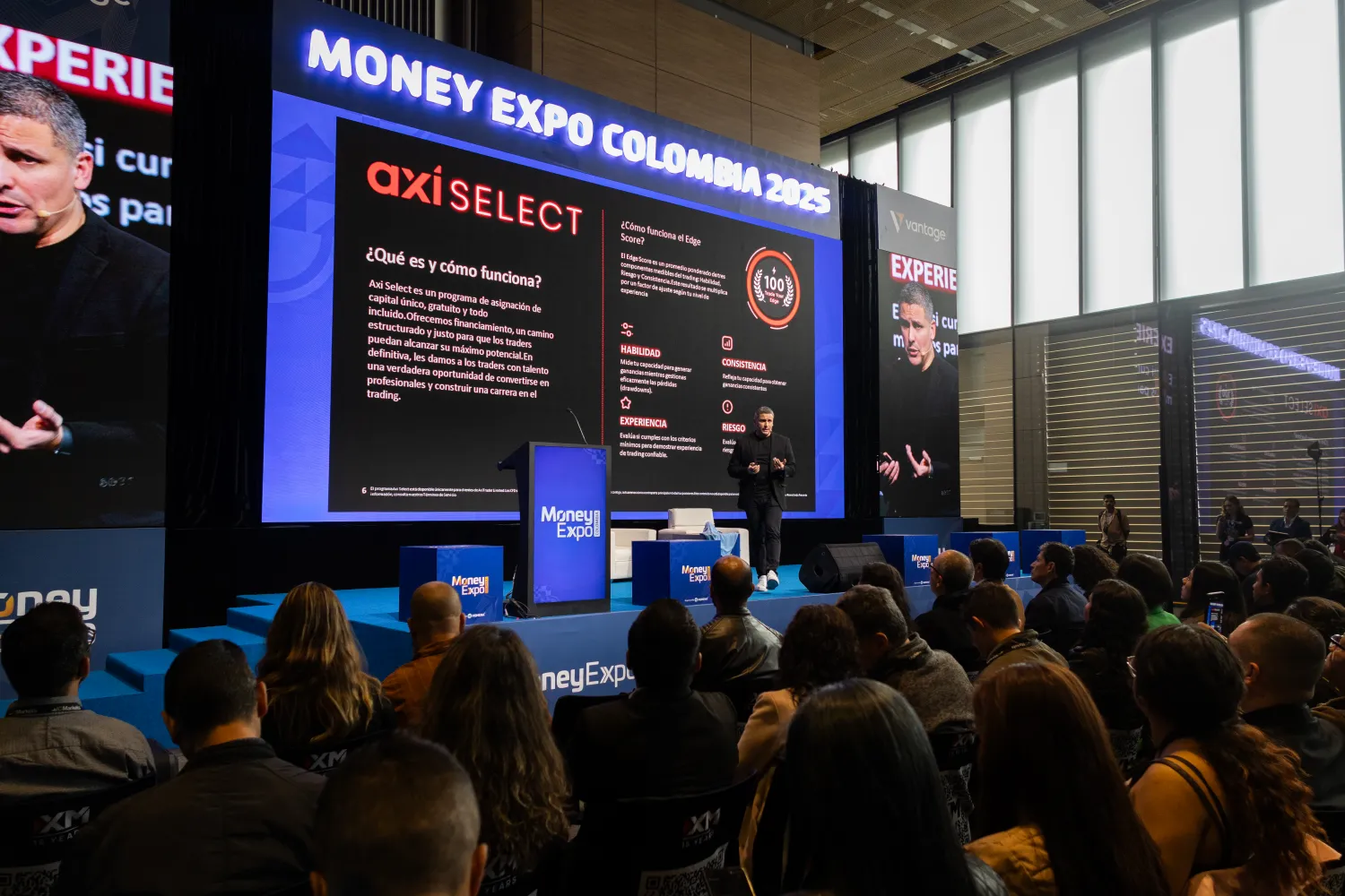 Axi Money Expo – cierre de negocio en el evento – fotografía corporativa en Bogotá