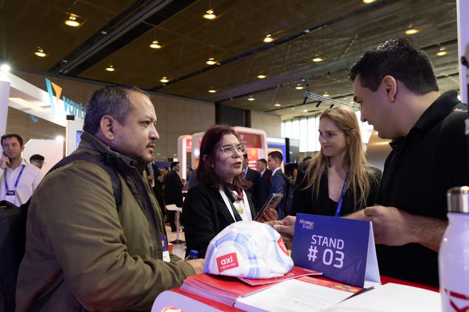 Axi Money Expo – visitantes en el pabellón – fotografía corporativa en Bogotá