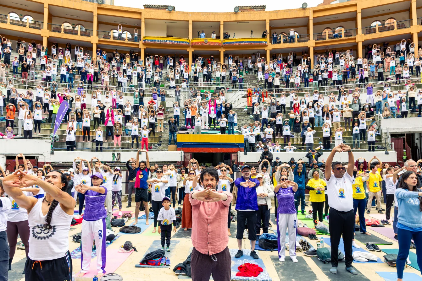 Día Mundial del Yoga – directivos durante el acto – fotografía corporativa en Bogotá