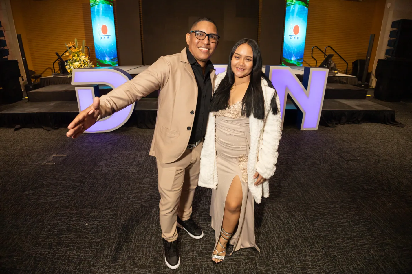 DXN – directivos durante el acto – fotografía corporativa en Bogotá