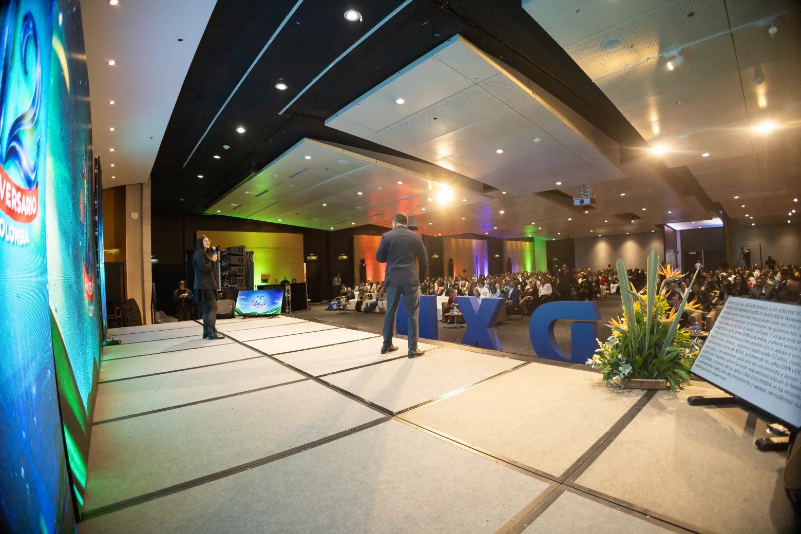 DXN – directivos durante el acto – fotografía corporativa en Bogotá