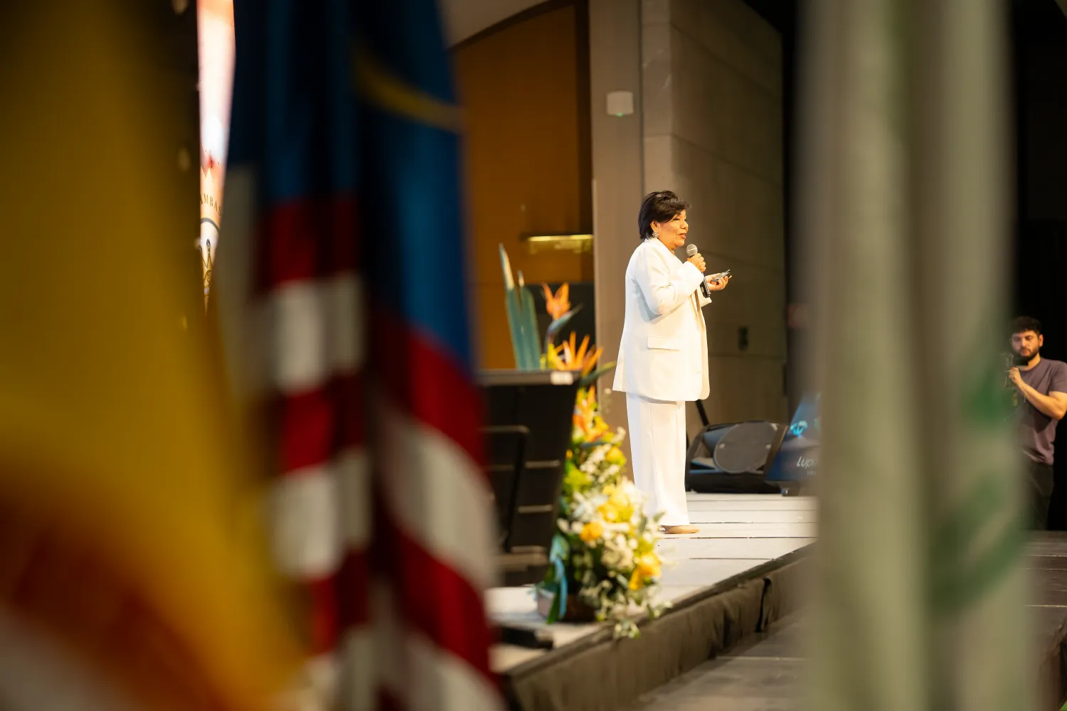 DXN – directivos durante el acto – fotografía corporativa en Bogotá