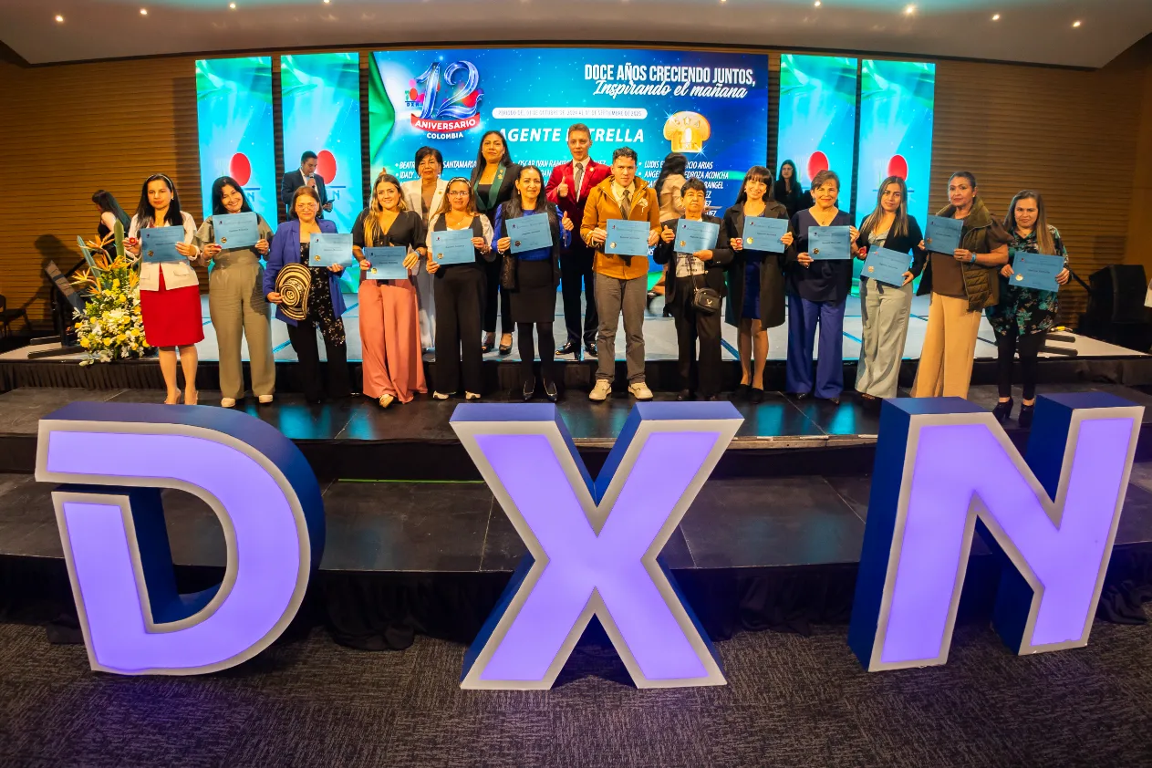 DXN – intervención en el escenario – fotografía corporativa en Bogotá