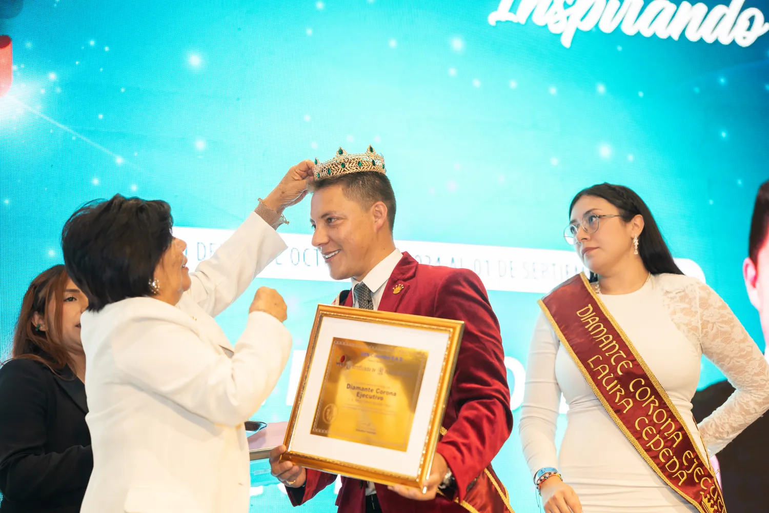 DXN – directivos durante el acto – fotografía corporativa en Bogotá