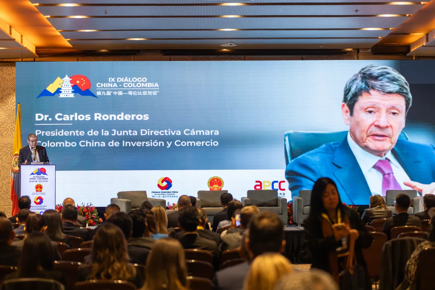Diálogo ColomboChina – delegación en sesión de trabajo – fotografía corporativa en Bogotá