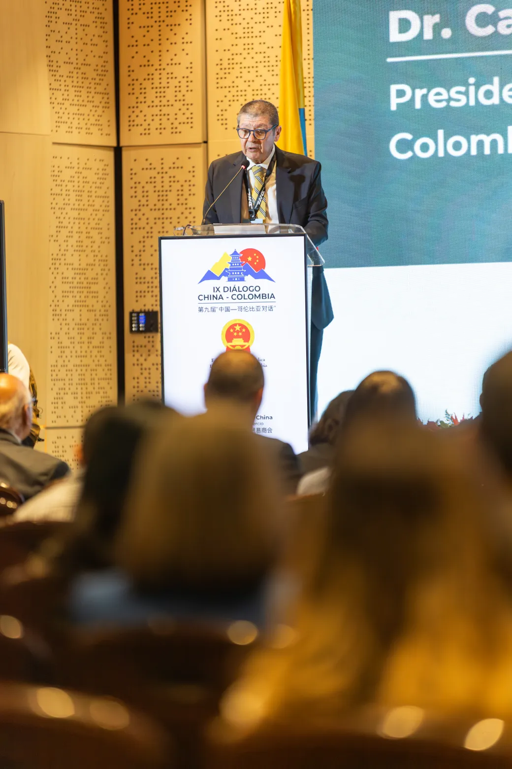 Diálogo ColomboChina – momento ceremonial del encuentro – fotografía corporativa en Bogotá