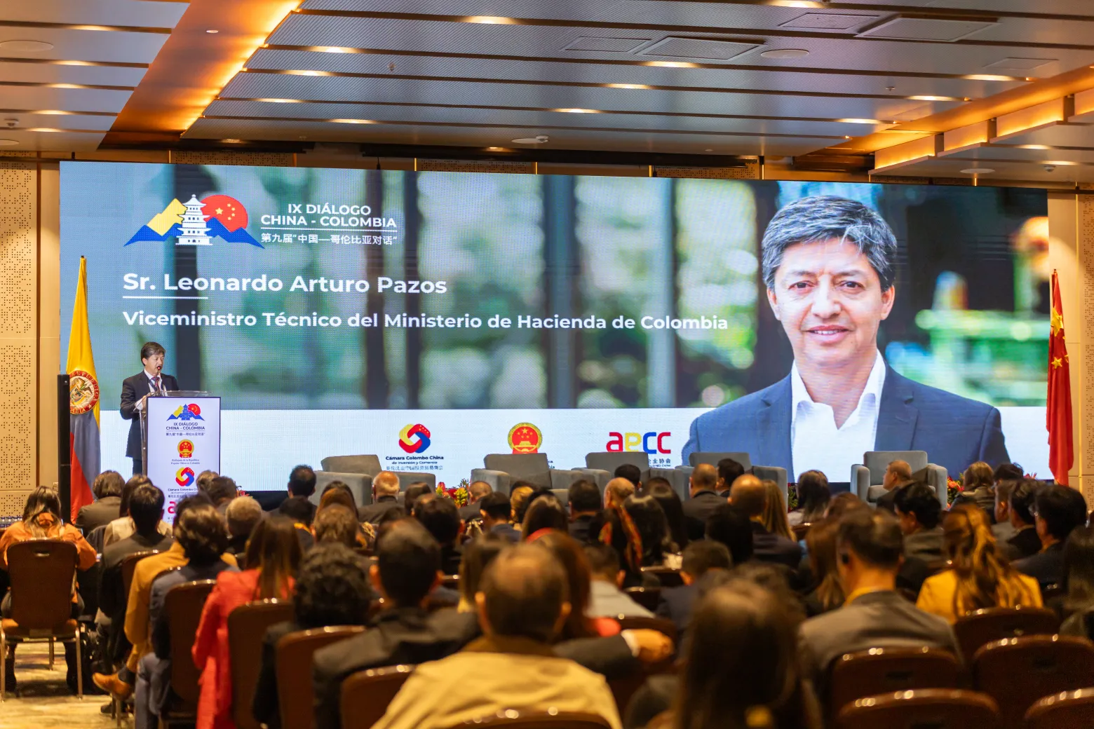 Diálogo ColomboChina – sesión de trabajo institucional – fotografía corporativa en Bogotá