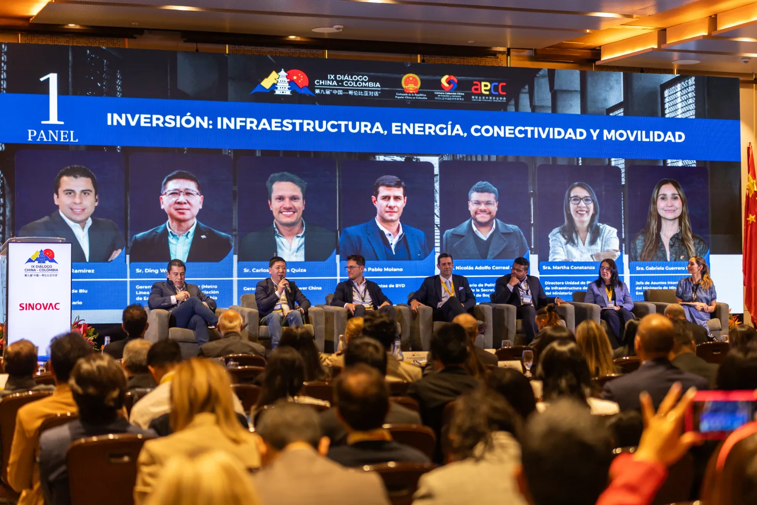 Diálogo ColomboChina – sesión de trabajo institucional – fotografía corporativa en Bogotá