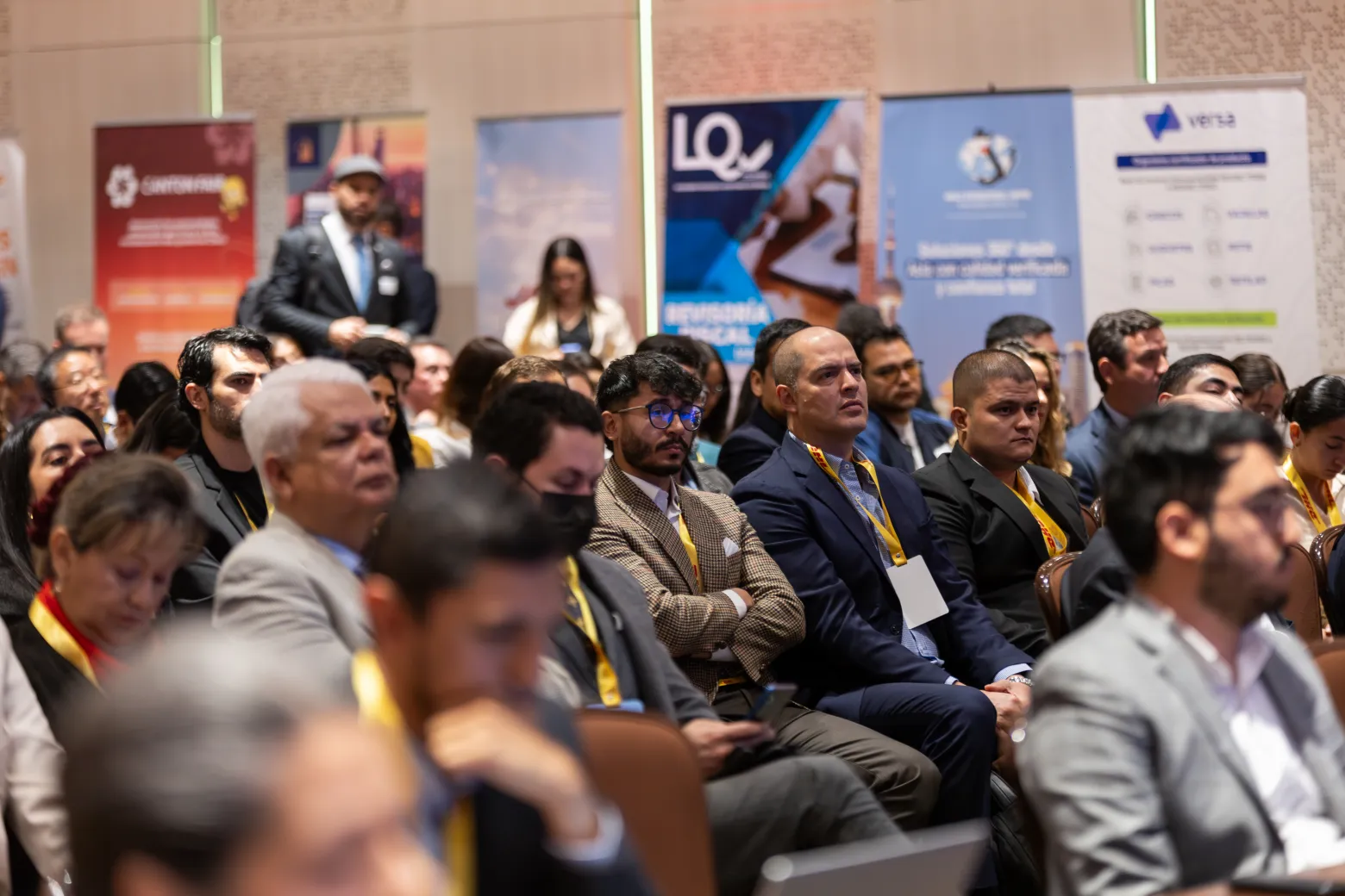 Diálogo ColomboChina – delegación en sesión de trabajo – fotografía corporativa en Bogotá