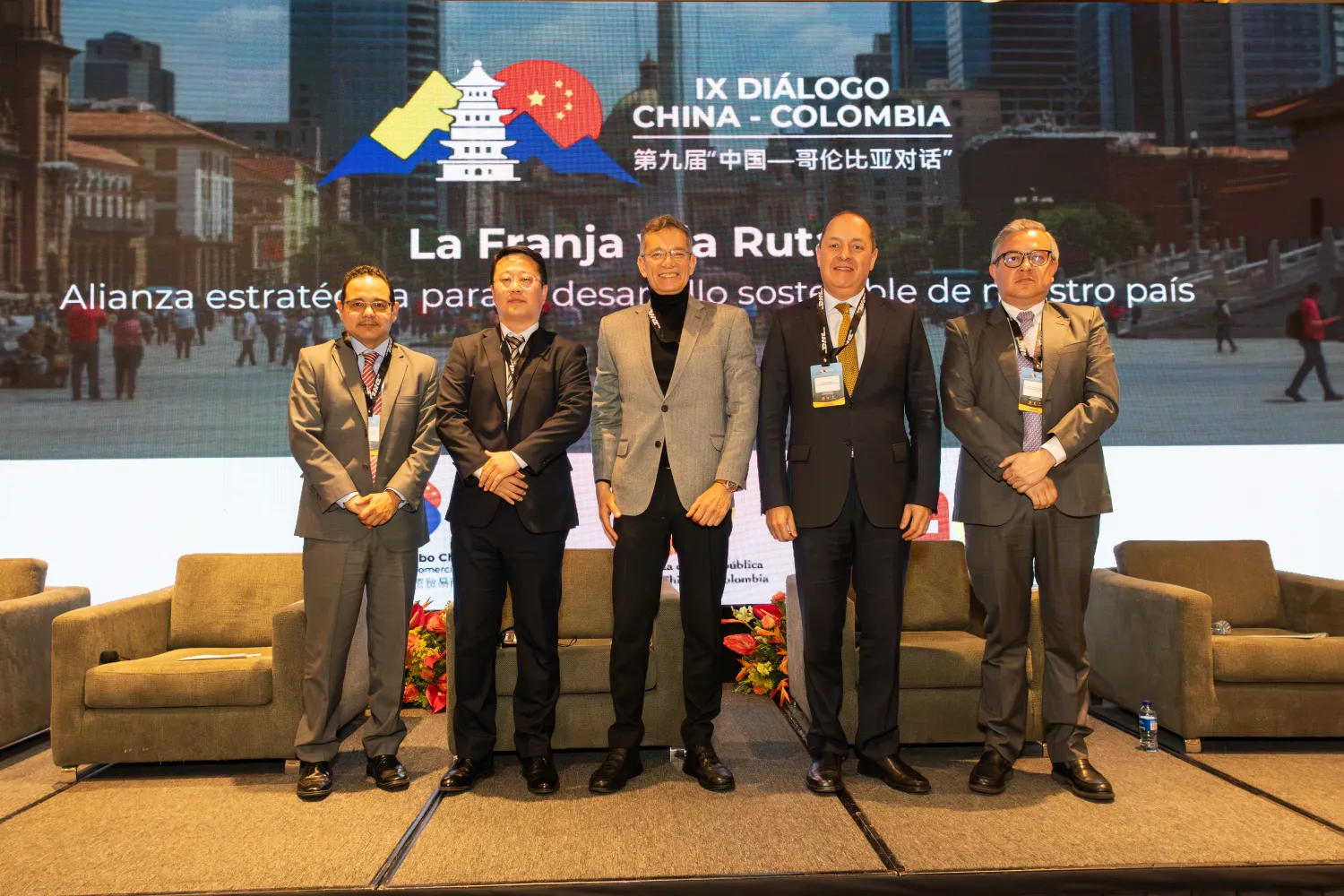 Diálogo ColomboChina – momento ceremonial del encuentro – fotografía corporativa en Bogotá