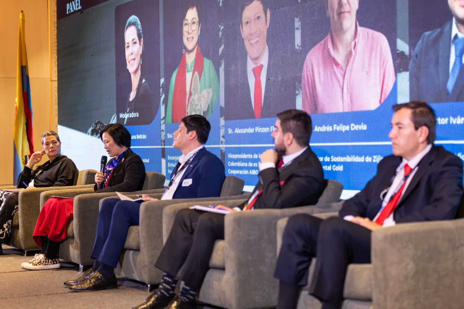 Diálogo ColomboChina – firma de acuerdo bilateral – fotografía corporativa en Bogotá