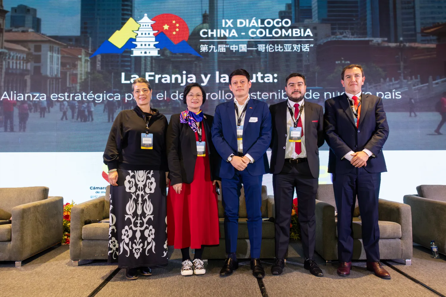 Diálogo ColomboChina – delegación en sesión de trabajo – fotografía corporativa en Bogotá