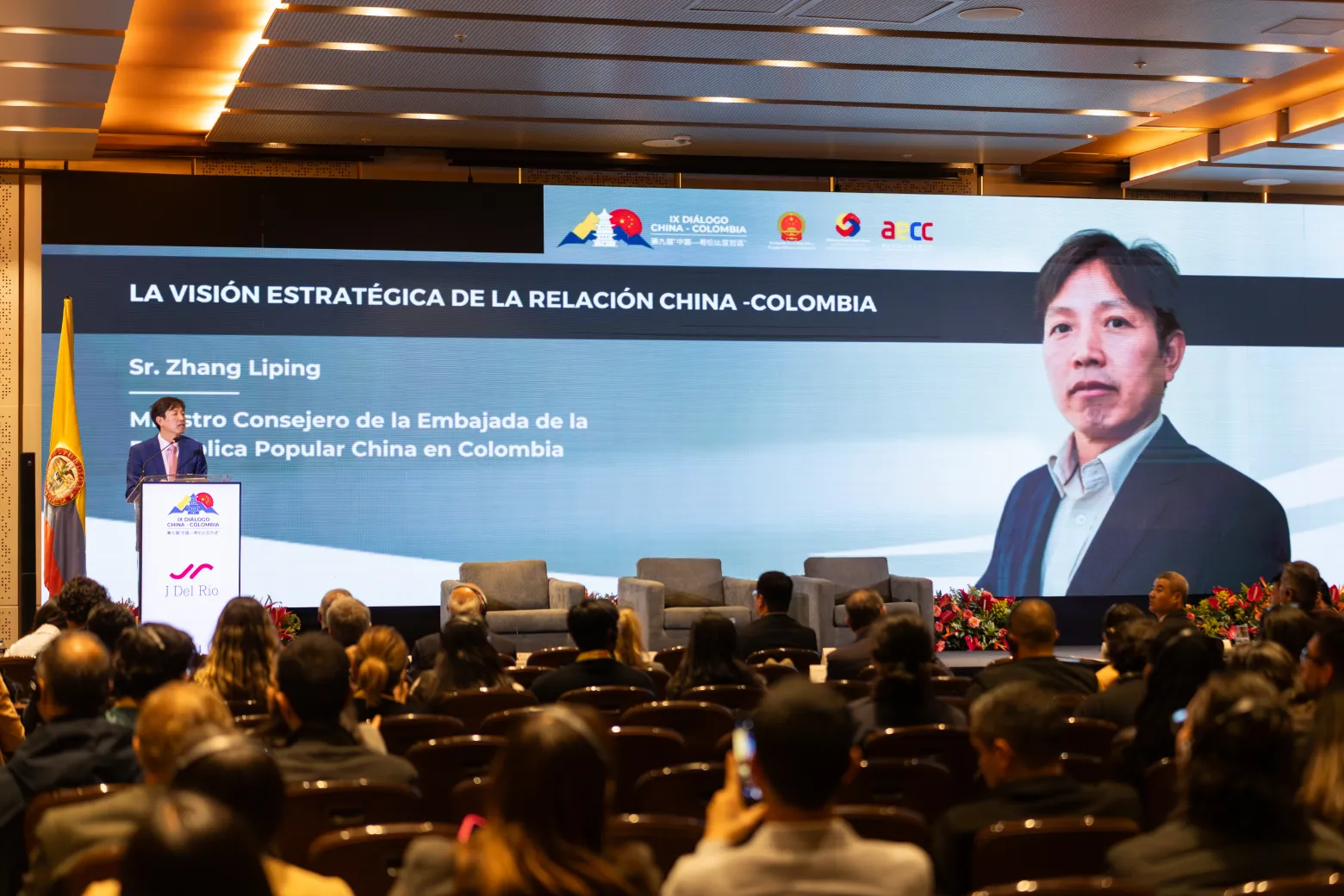 Diálogo ColomboChina – delegación en sesión de trabajo – fotografía corporativa en Bogotá