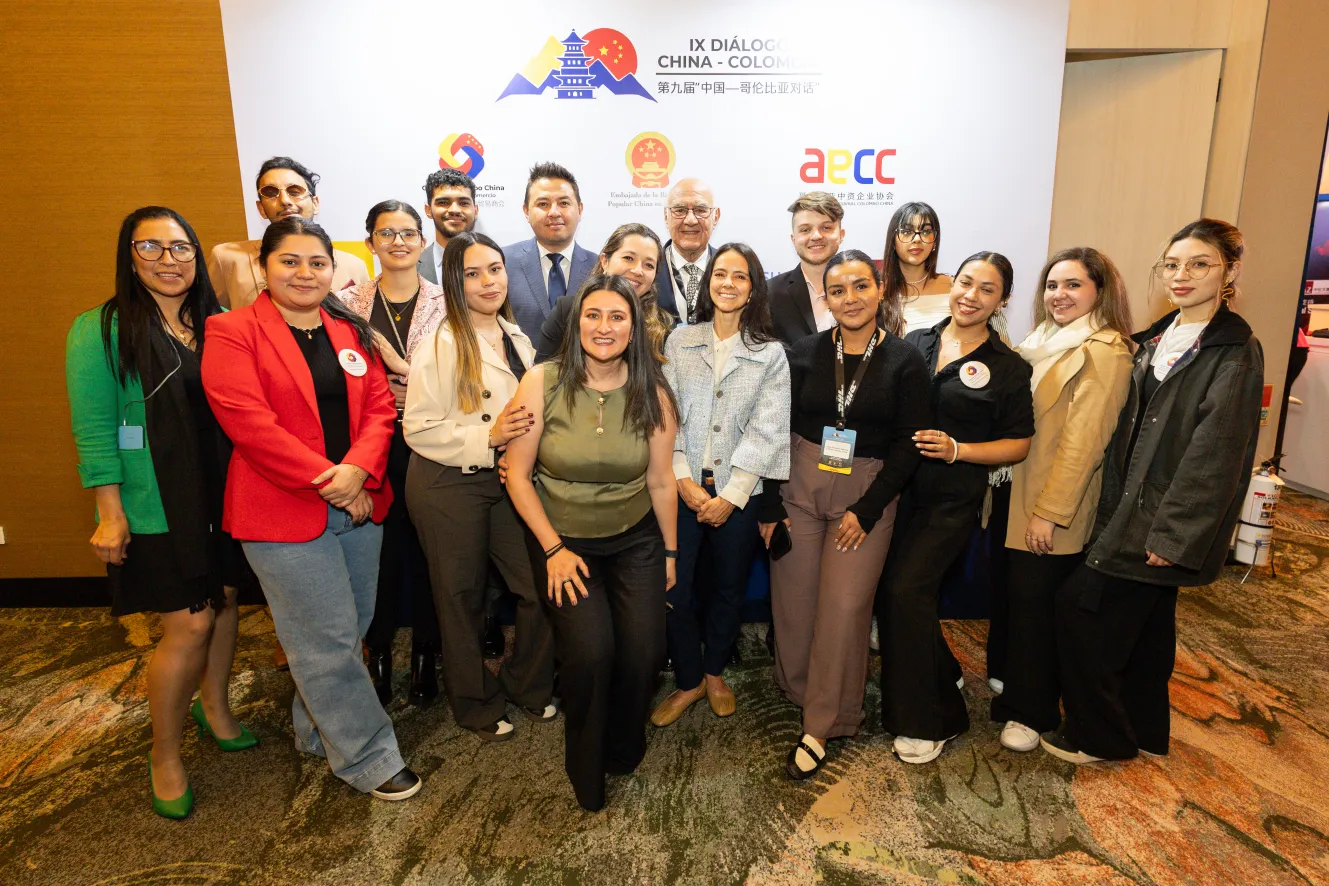 Diálogo ColomboChina – momento ceremonial del encuentro – fotografía corporativa en Bogotá