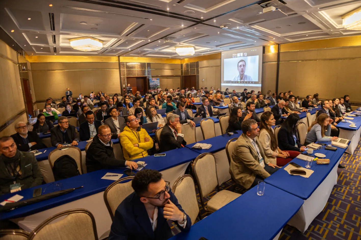 Foro Cámara colombo alemana de industria y comercio – asistentes durante la plenaria – fotografía corporativa en Bogotá