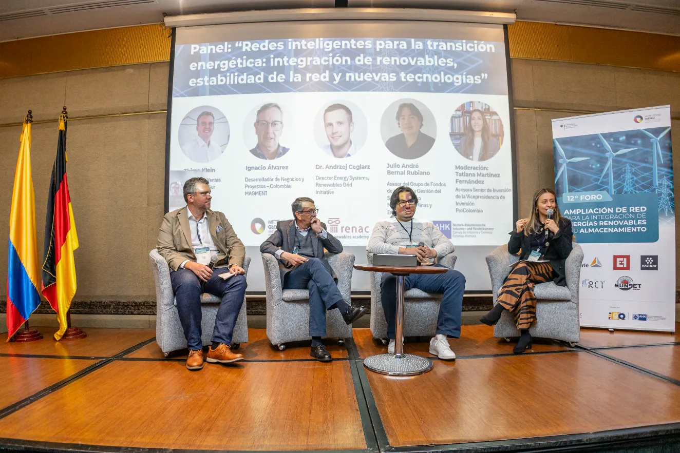 Foro Cámara colombo alemana de industria y comercio – panel de expertos – fotografía corporativa en Bogotá