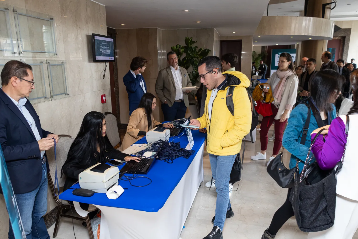 Foro Cámara colombo alemana de industria y comercio – ponente en el podio – fotografía corporativa en Bogotá