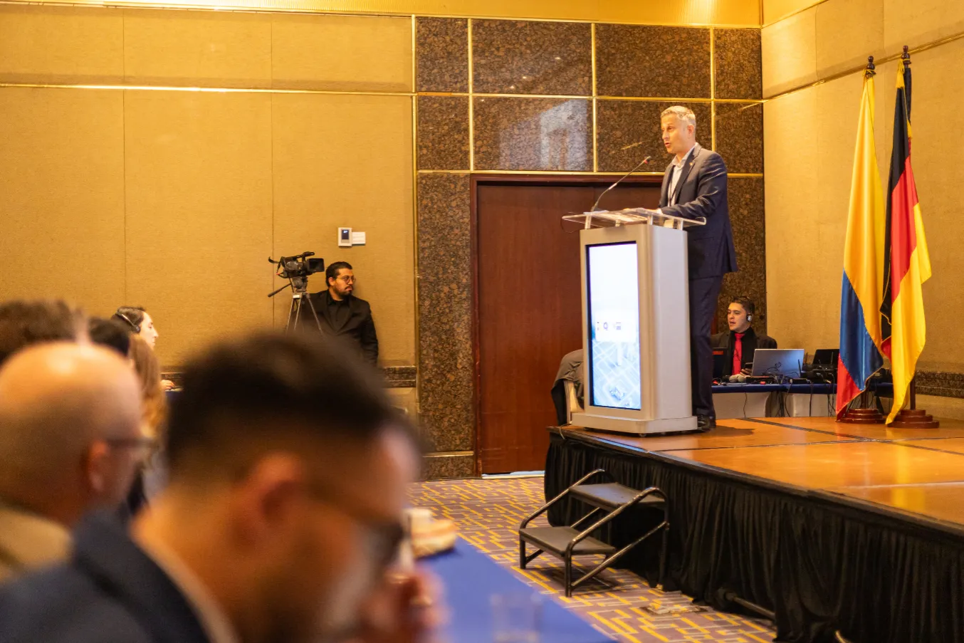 Foro Cámara colombo alemana de industria y comercio – momento protocolar del congreso – fotografía corporativa en Bogotá