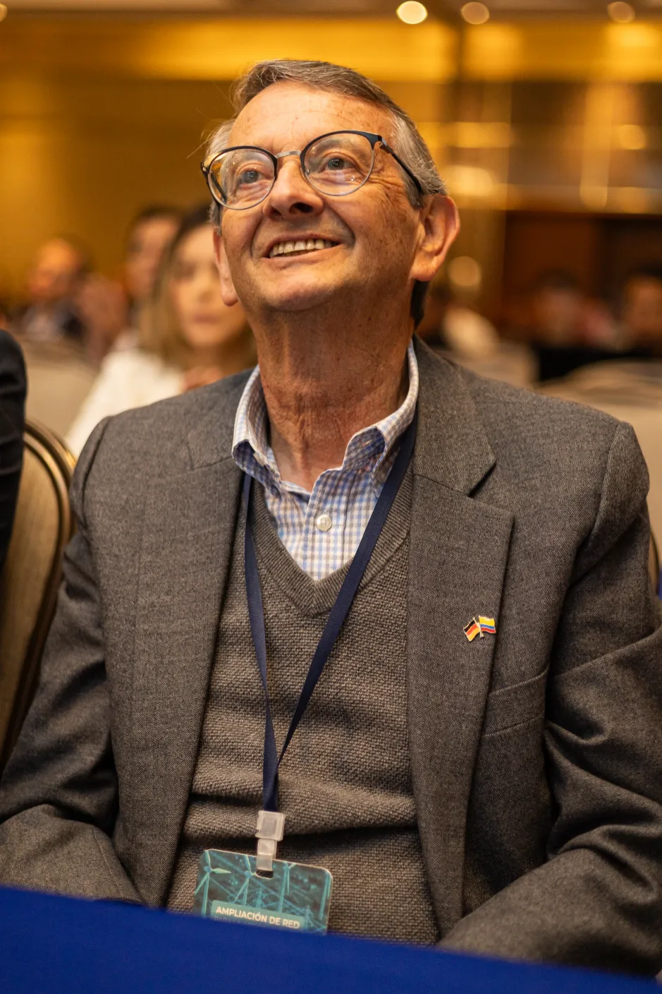 Foro Cámara colombo alemana de industria y comercio – ponente en el podio – fotografía corporativa en Bogotá