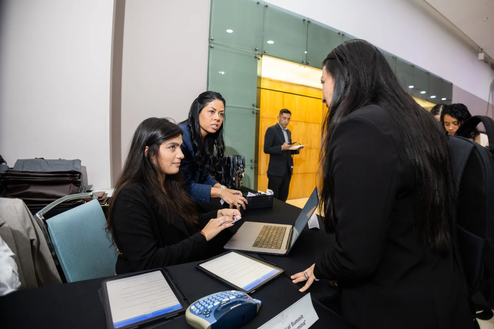 Illumina Latam Summit 2026 – directivos durante el acto – fotografía corporativa en Colombia
