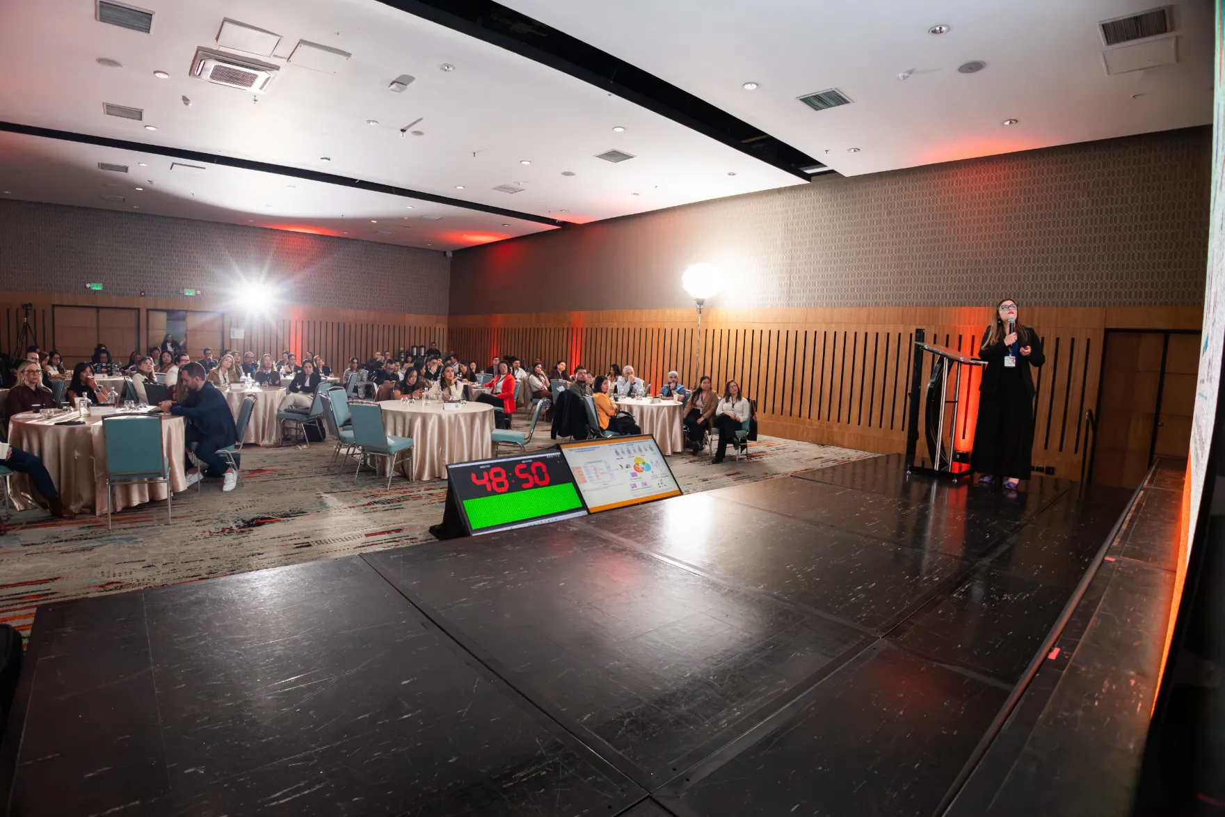 Illumina Latam Summit 2026 – intervención en el escenario – fotografía corporativa en Colombia