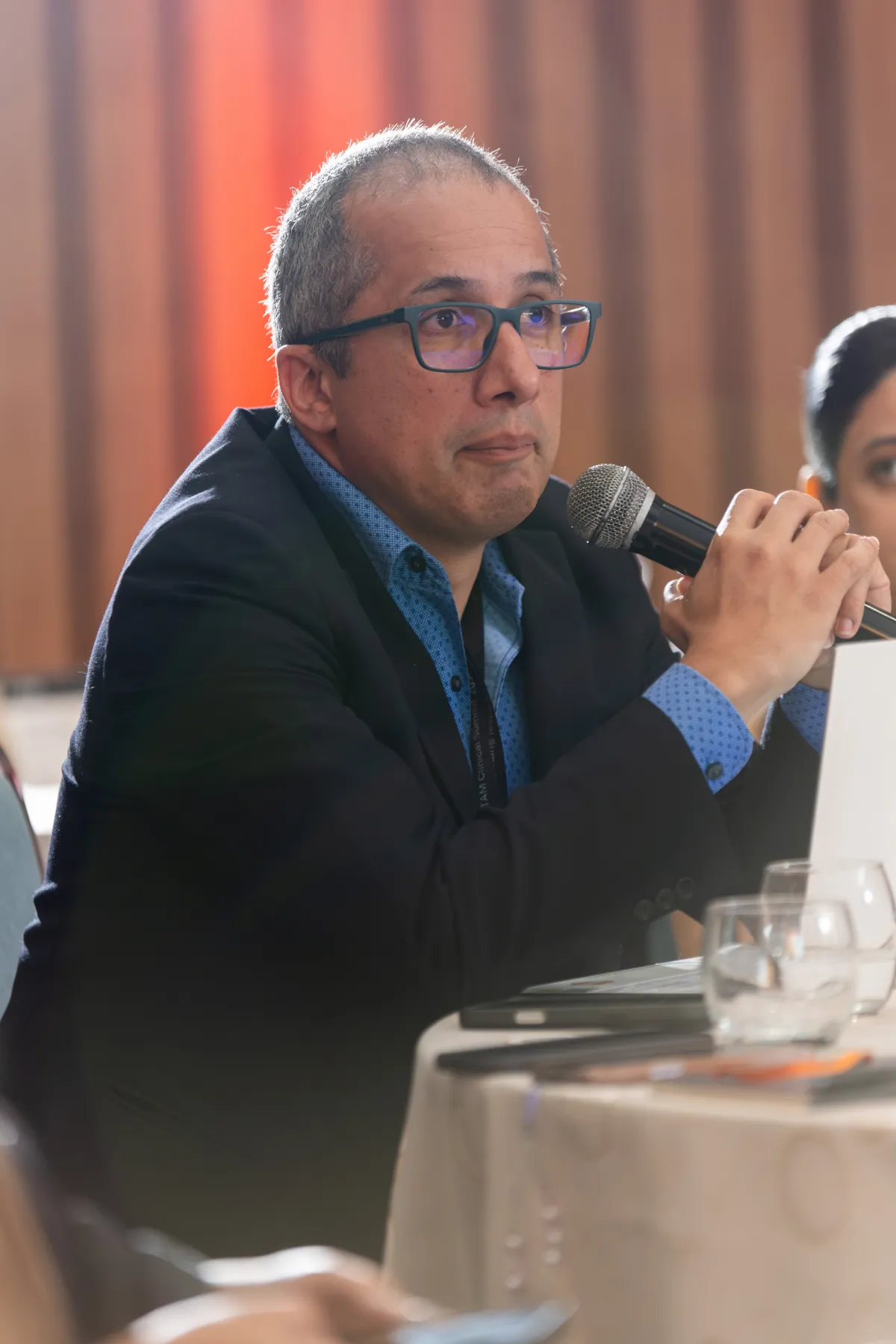 Illumina Latam Summit 2026 – directivos durante el acto – fotografía corporativa en Colombia