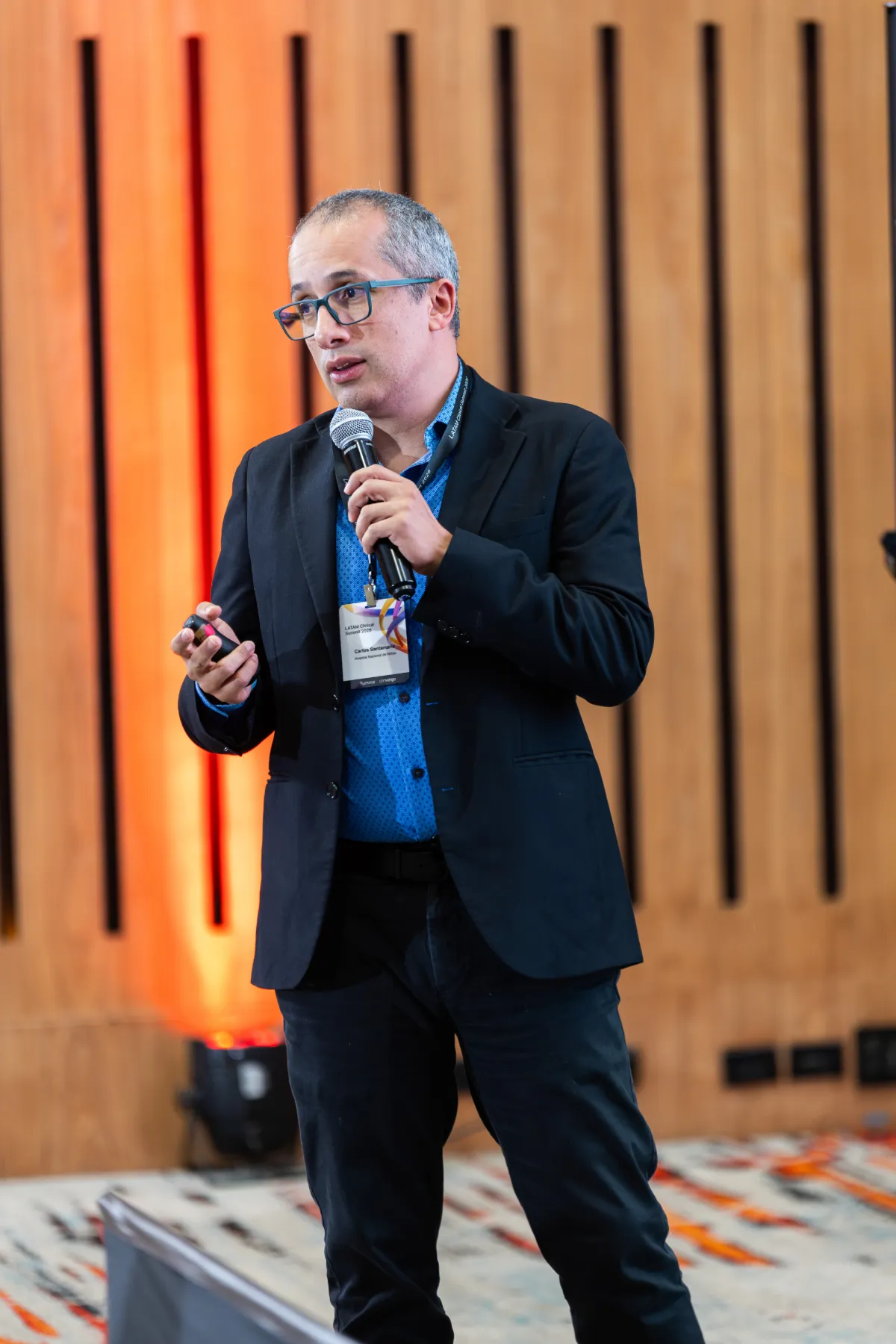 Illumina Latam Summit 2026 – directivos durante el acto – fotografía corporativa en Colombia