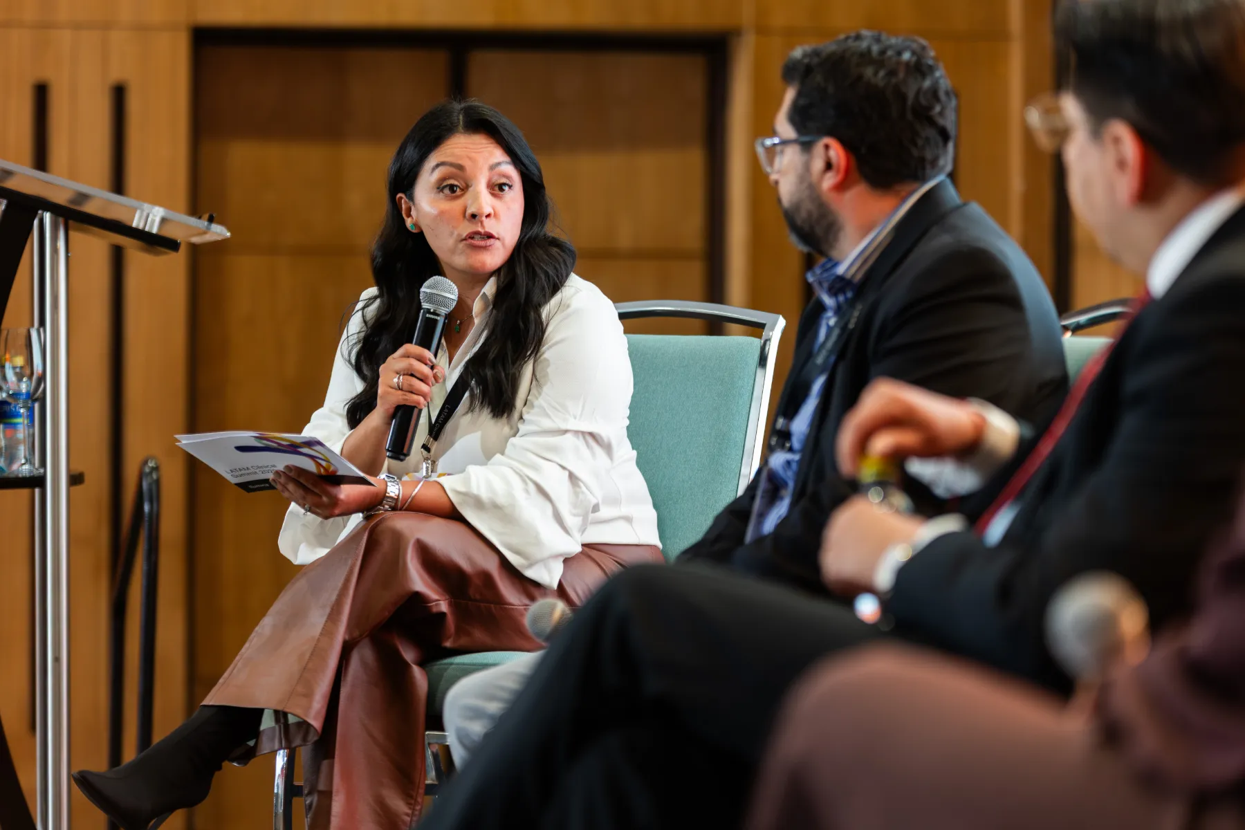 Illumina Latam Summit 2026 – directivos durante el acto – fotografía corporativa en Colombia
