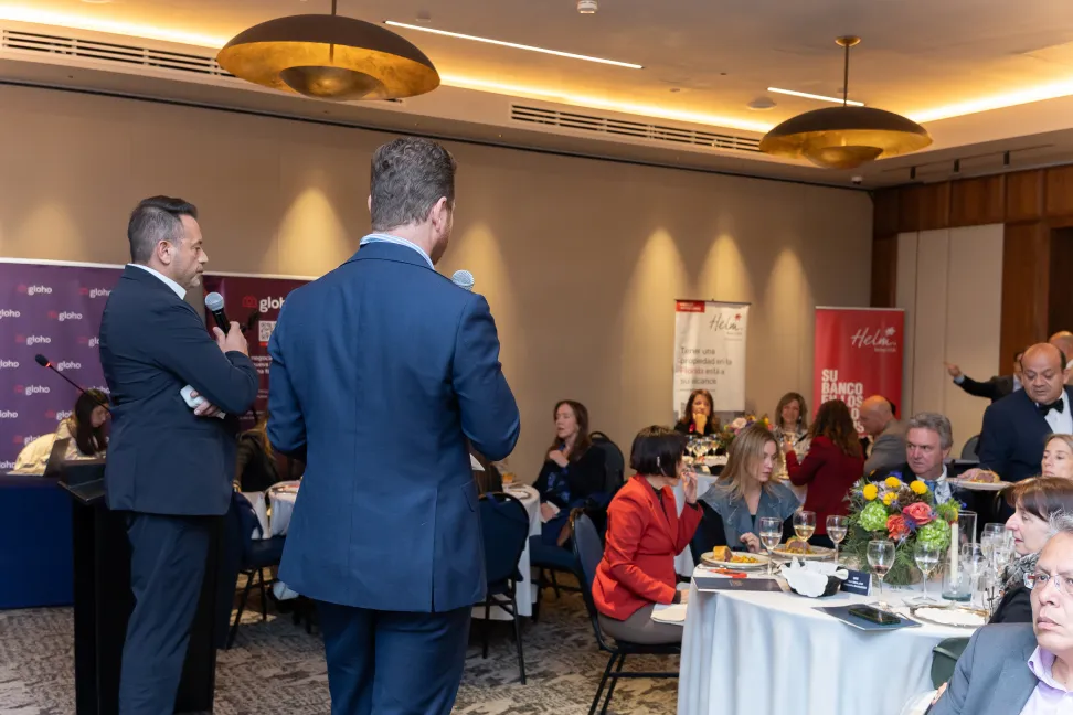 Lua inmobiliaria – intervención en el escenario – fotografía corporativa en Bogotá