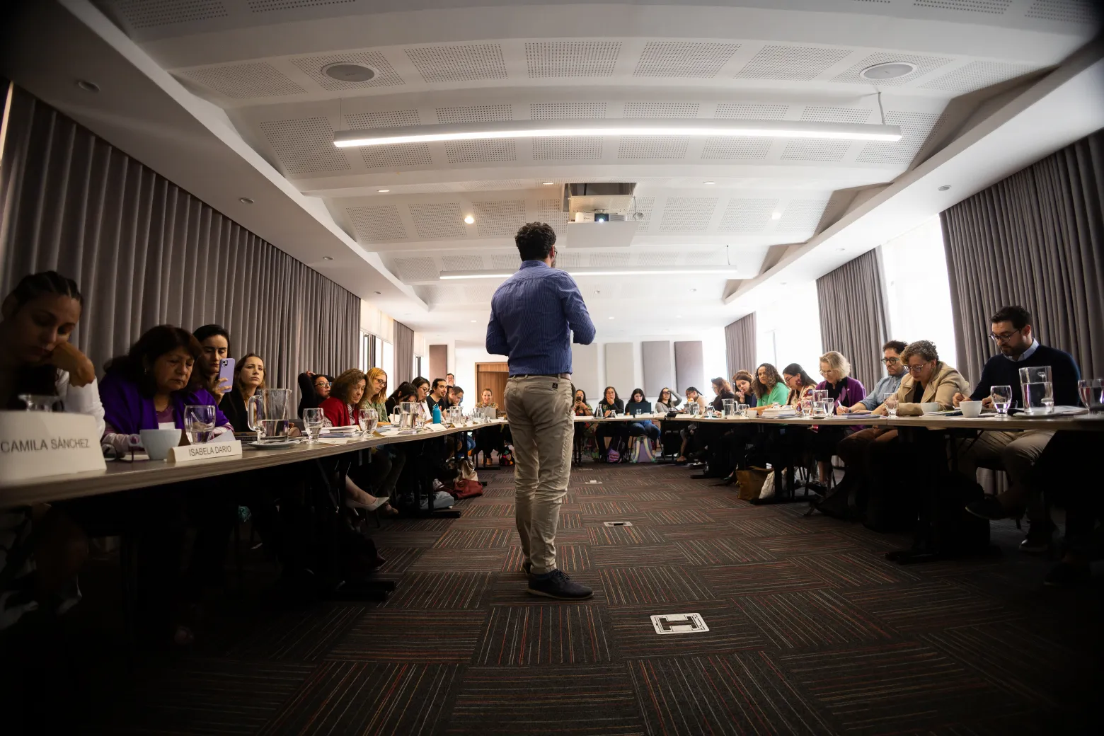 Otros Cruces – asistentes en el salón – fotografía corporativa en Bogotá