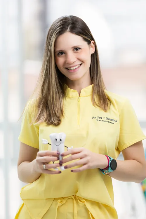 Sara Odontóloga – retrato institucional con iluminación controlada – fotografía corporativa en Bogotá