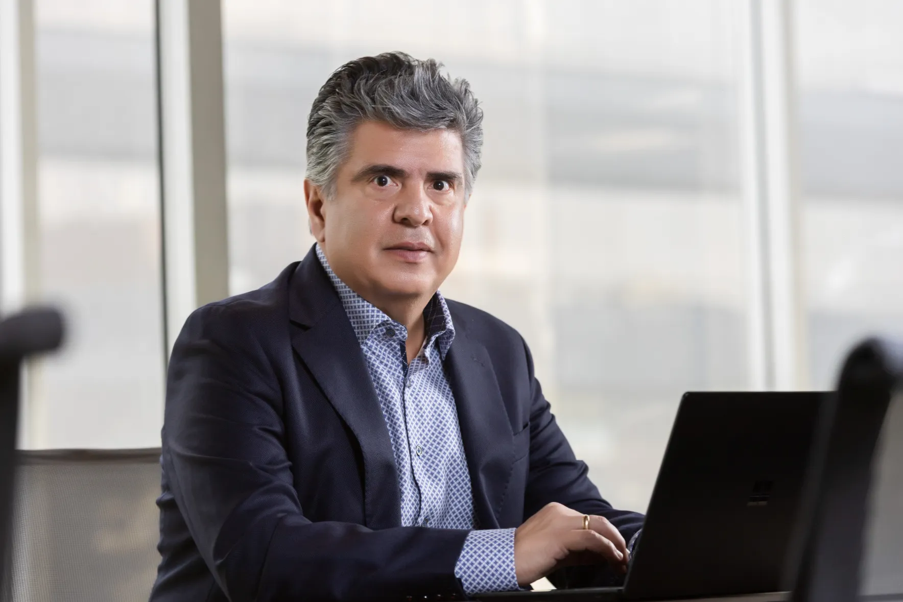 Sesión Microsoft – directivos durante el acto – fotografía corporativa en Colombia