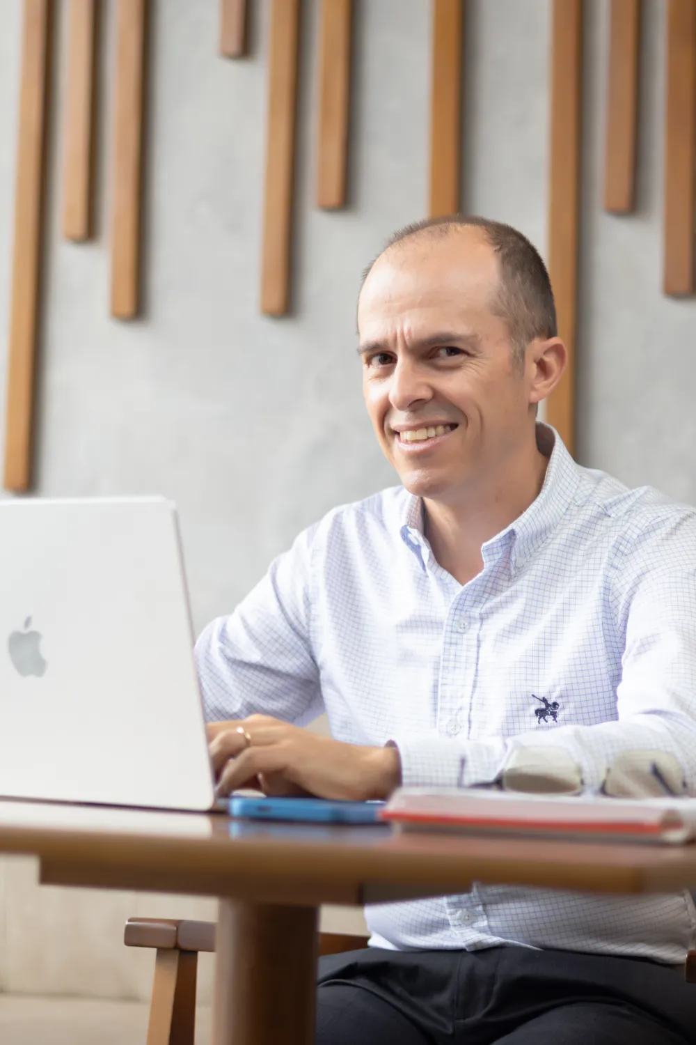 Felipe Alarcón – retrato institucional con iluminación controlada – fotografía corporativa en Bogotá