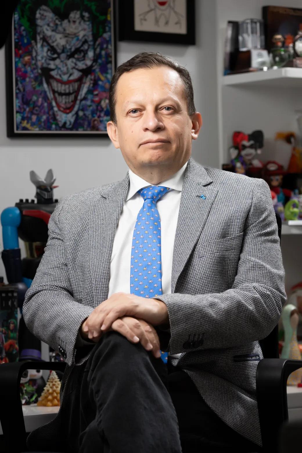 Infectólogo Carlos – retrato institucional con iluminación controlada – fotografía corporativa en Bogotá