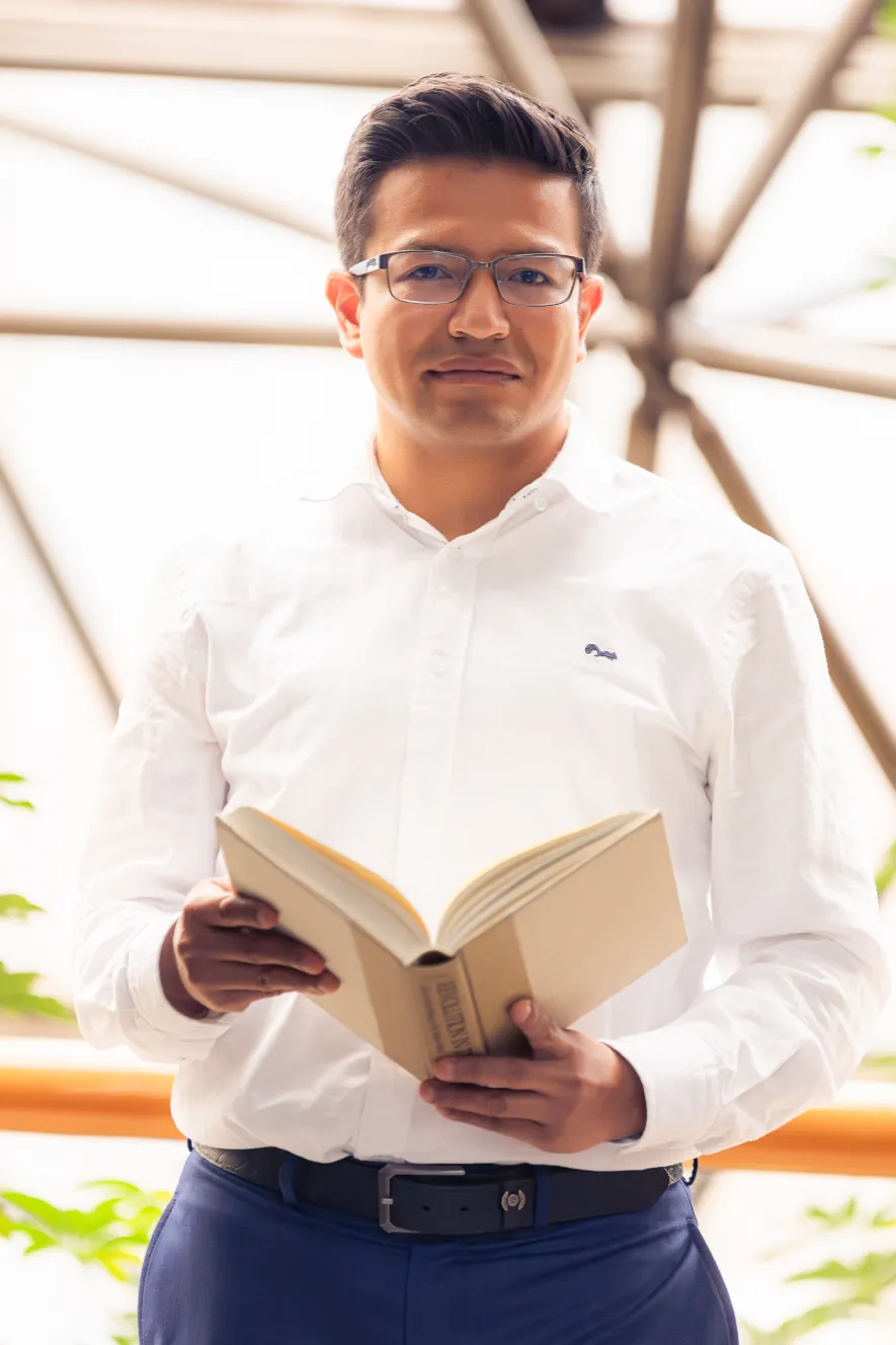 Rodrigo – retrato institucional con iluminación controlada – fotografía corporativa en Bogotá