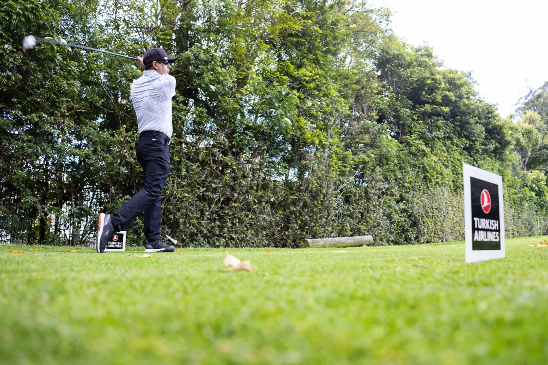 Turkish Airlines Golf – firma de acuerdo – fotografía corporativa en Bogotá